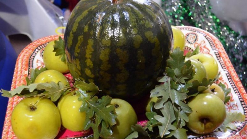 Wie man Wassermelonen in einem Fass fermentiert: bewährte Rezepte