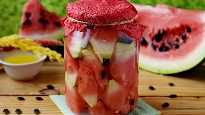 Einfache Rezepte für den Winter: Wie man Wassermelonen in Gläsern einlegt