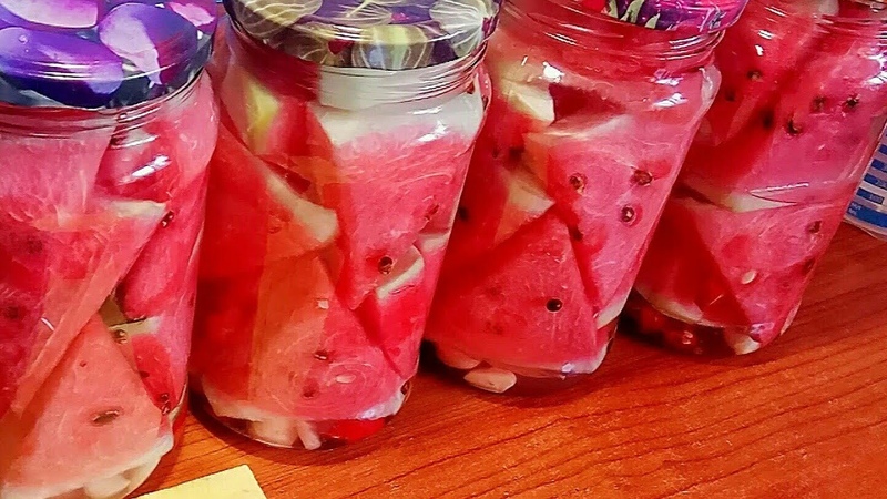 Einfache Rezepte für den Winter: Wie man Wassermelonen in Gläsern einlegt