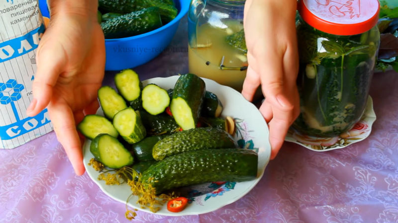 Rezepte für köstliche Gurkenscheiben, die für den Winter in Gläsern eingelegt wurden