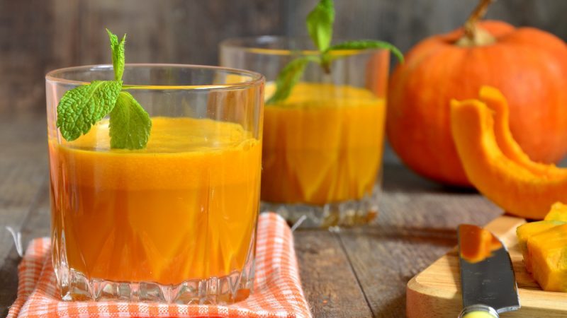 Warum Kürbissaft gut ist: Wir bereiten ein gesundes Getränk nach den besten Rezepten zu und rollen es für den Winter auf