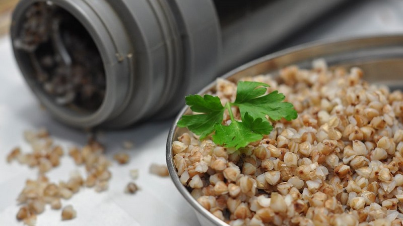 Müsli kochen ist einfach und unkompliziert, ohne zu kochen: wie man Buchweizen über Nacht dämpft und wie es nützlich ist