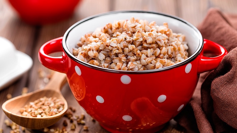 Müsli kochen ist einfach und unkompliziert, ohne zu kochen: wie man Buchweizen über Nacht dämpft und wie es nützlich ist