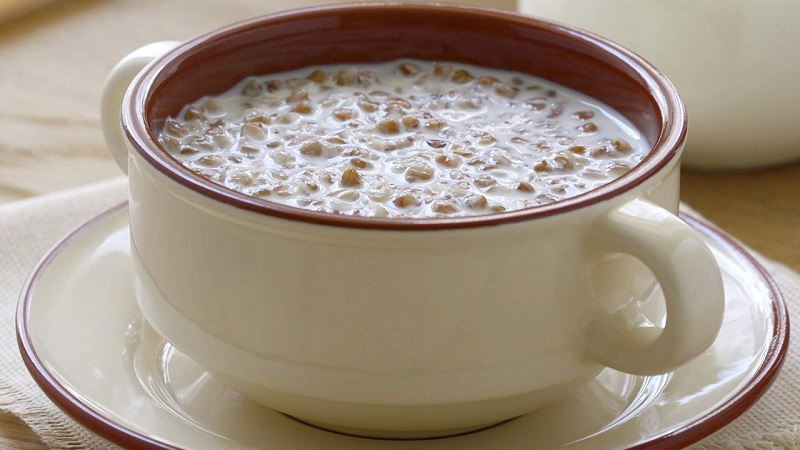 Müsli kochen ist einfach und unkompliziert, ohne zu kochen: wie man Buchweizen über Nacht dämpft und wie es nützlich ist