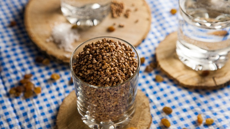 Müsli kochen ist einfach und unkompliziert, ohne zu kochen: wie man Buchweizen über Nacht dämpft und wie es nützlich ist