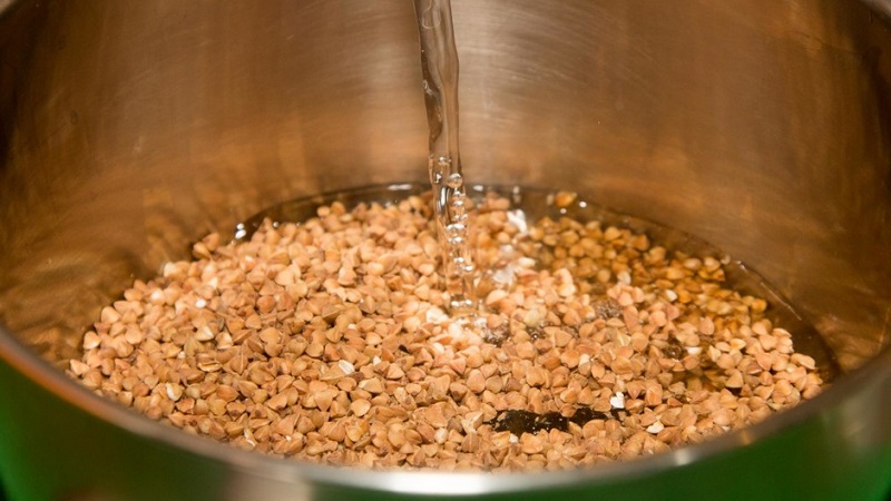 Müsli kochen ist einfach und unkompliziert, ohne zu kochen: wie man Buchweizen über Nacht dämpft und wie es nützlich ist