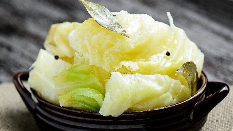 Wie kann man Sauerkraut auf verschiedene Arten köstlich in Scheiben kochen?