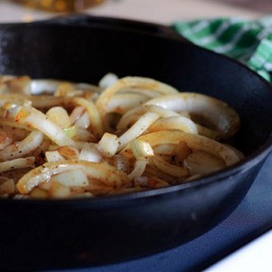 Wie man Zwiebeln richtig brät: die besten Wege und leckeren Rezepte