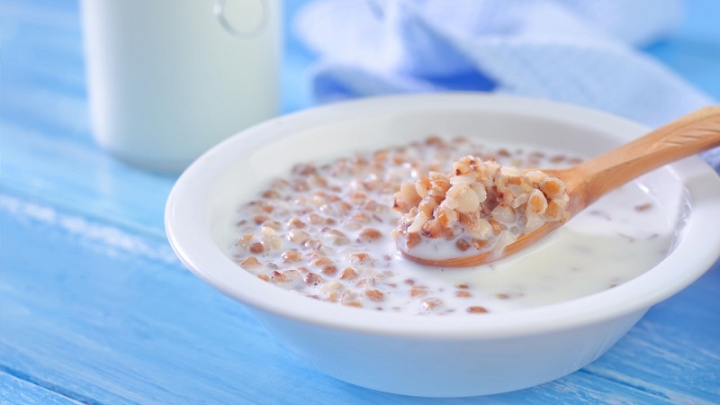 Wie man nachts Buchweizen mit Kefir gießt und wie man es zur Gewichtsreduktion verwendet