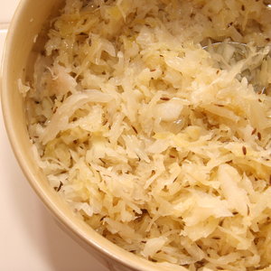 Wie man schnell und lecker Sauerkraut mit Kümmel kocht