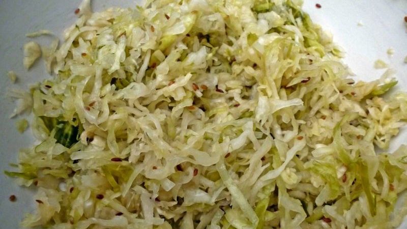 Wie man schnell und lecker Sauerkraut mit Kümmel kocht