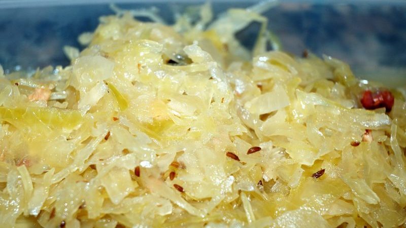 Wie man schnell und lecker Sauerkraut mit Kümmel kocht