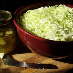 Eine Auswahl der besten Rezepte für Sauerkraut mit Dill und seinen Samen