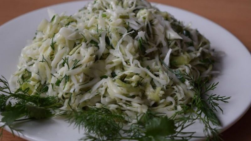 Eine Auswahl der besten Rezepte für Sauerkraut mit Dill und seinen Samen