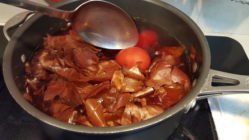 Warum ist das Abkochen von Zwiebelschalen nützlich und wie kann es verwendet werden?