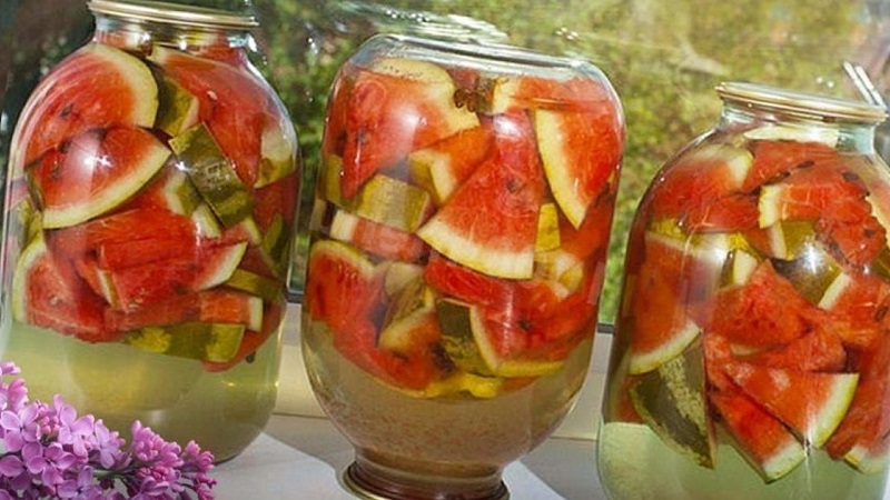 Einfache und leckere Möglichkeiten, eine Wassermelone für den Winter in Gläsern zu verschließen