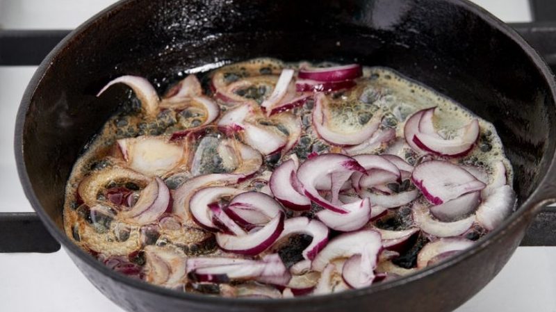 Was passiert, wenn Sie rote Zwiebeln anstelle von weißen braten und dies möglich ist?