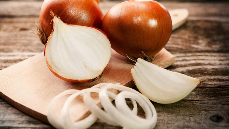 Wie man Zwiebeln mit Hustenzucker kocht und verwendet