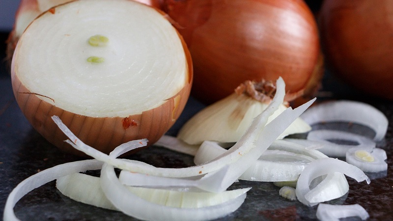 Wie man Zwiebeln mit Hustenzucker kocht und verwendet