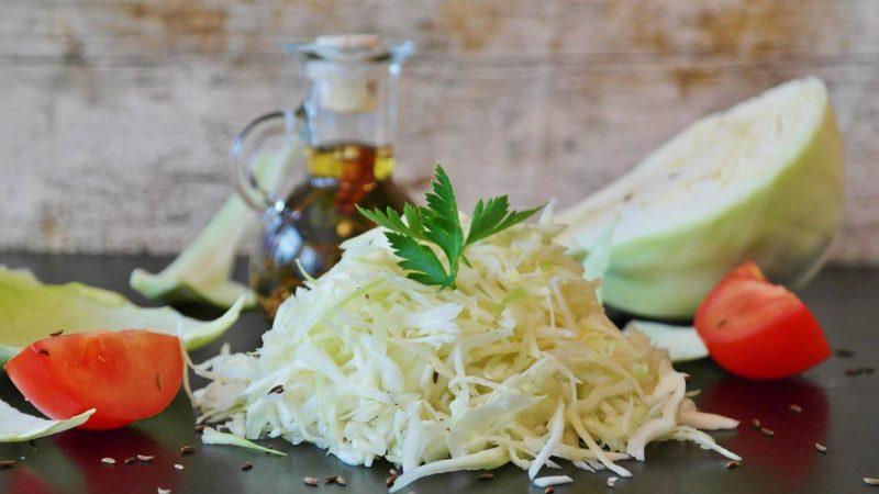 Wie man Sauerkraut mit Paprika für den Winter köstlich zubereitet