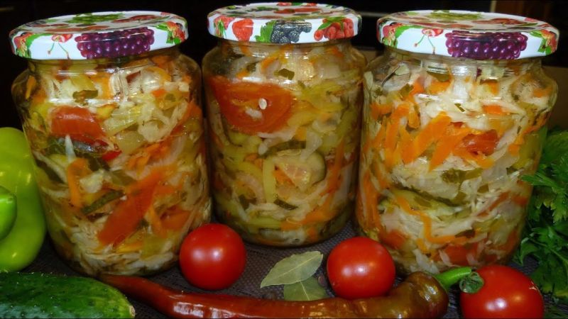 Wie man Sauerkraut mit Paprika für den Winter köstlich zubereitet