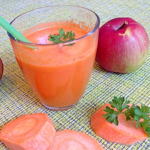 Wie man Saft aus Äpfeln und Karotten aus einer Saftpresse für den Winter zubereitet