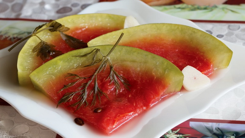 Wie man sofort eingelegte Wassermelonen auf verschiedene Arten macht