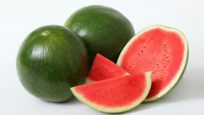 Wie man sofort eingelegte Wassermelonen auf verschiedene Arten macht