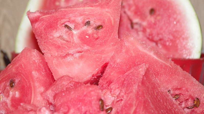 Ist es möglich, rosa Wassermelone zu essen und warum ist es so