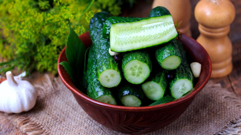 Das klassische Rezept für leicht gesalzene Gurken in einem Topf mit heißer Salzlösung