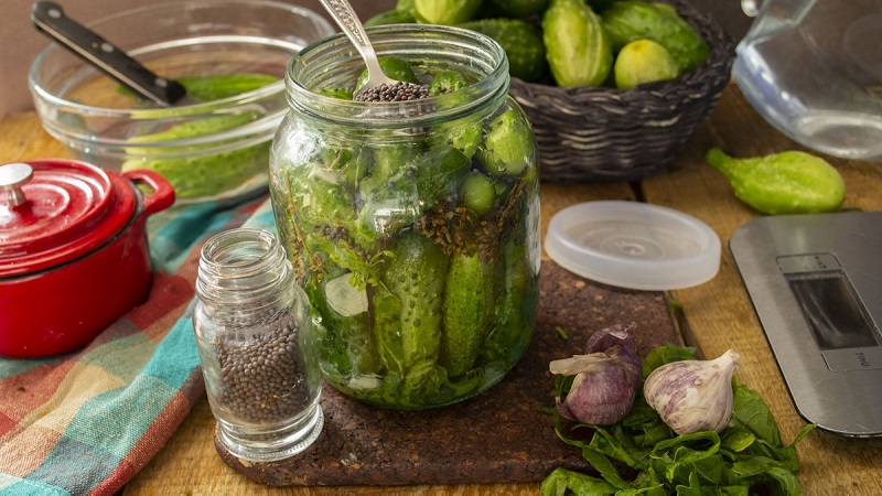 Das leckerste Rezept für den Winter: Eingelegte Gurken mit Senf im Glas