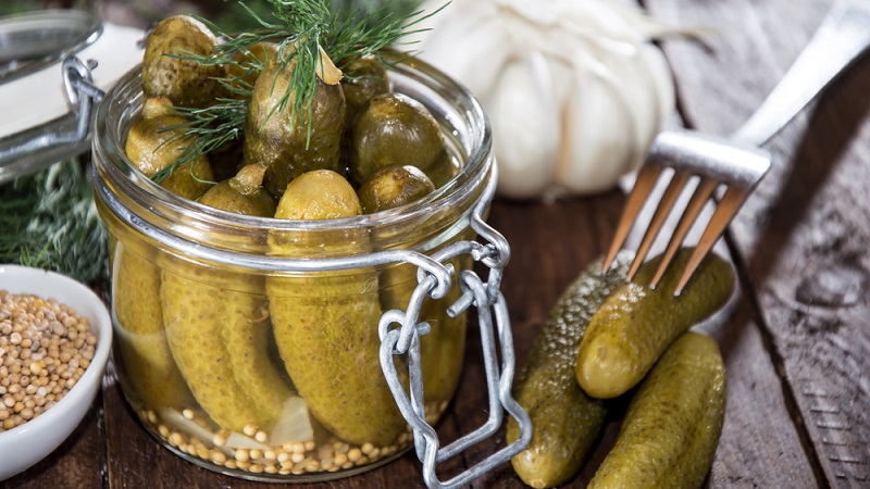 Ein köstliches Rezept für den Winter: knusprig eingelegte Essiggurken wie im Laden in einem 1-Liter-Glas