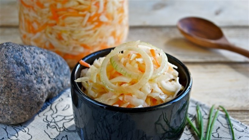 Rezepte für leckeres Sauerkraut in 3-Liter-Gläsern für den Winter und Empfehlungen für die Aufbewahrung von Snacks