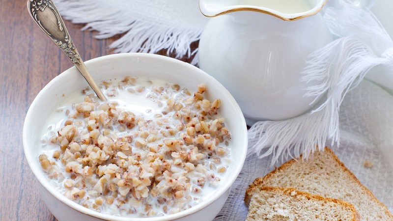 Warum Buchweizen mit Kefir nützlich ist, um morgens Gewicht zu verlieren und wie man es richtig kocht