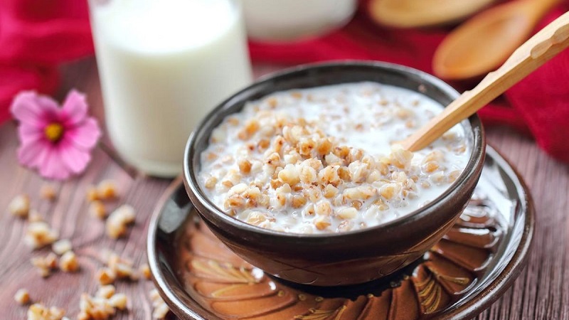 Warum Buchweizen mit Kefir nützlich ist, um morgens Gewicht zu verlieren und wie man es richtig kocht