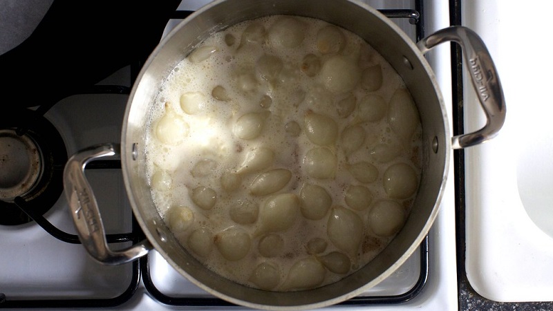 Wie man Zwiebeln richtig kocht und wie viel: ein Leitfaden für Anfänger