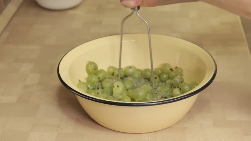 Wie man Stachelbeeren für den Winter im Gefrierschrank richtig einfriert: die besten Möglichkeiten