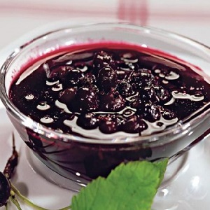 Die besten Möglichkeiten, schwarze Johannisbeeren für den Winter im Gefrierschrank einzufrieren