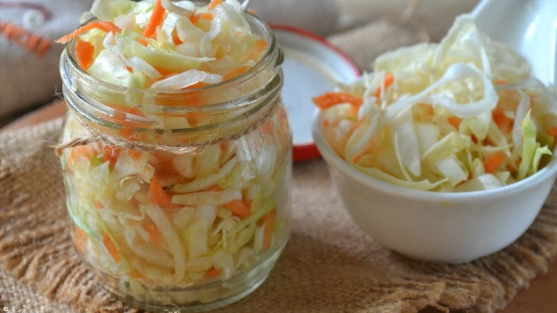 Leckere Rezepte von eingelegtem Kohl in Gläsern mit Äpfeln für den Winter, die sofort gegessen werden