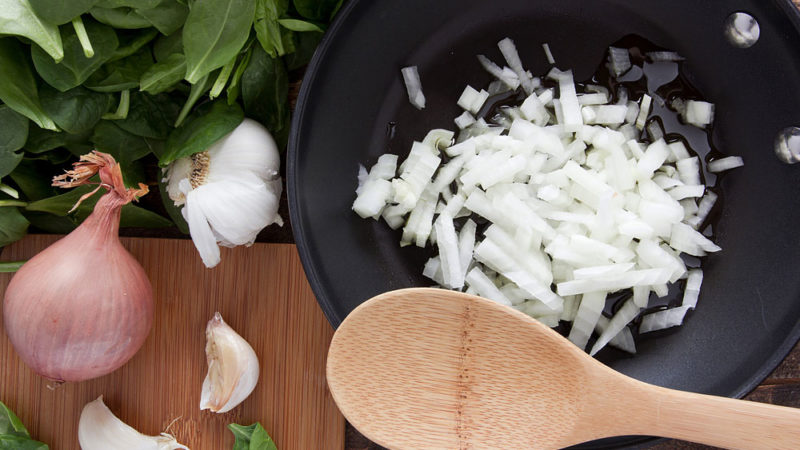 Ist es möglich, während der Schwangerschaft und wie lange Zwiebeln zu essen?