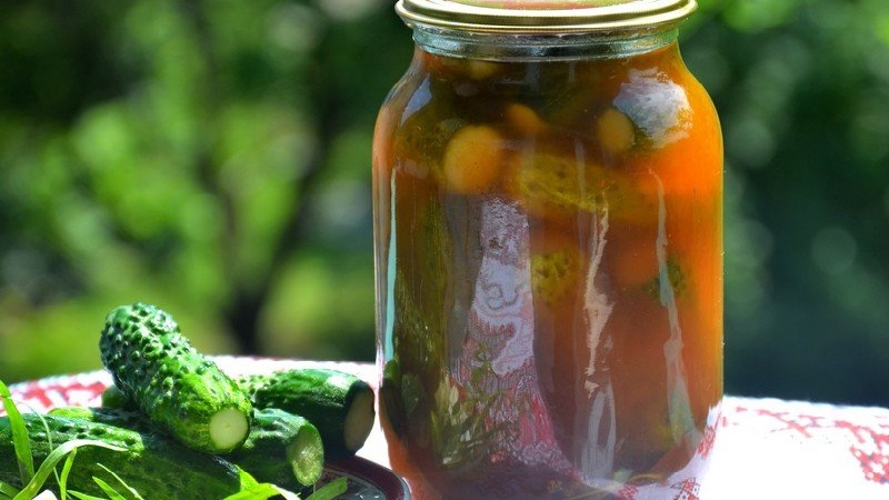 Tolle Rezepte für Gurken für den Winter mit Chili-Ketchup in Litergläsern