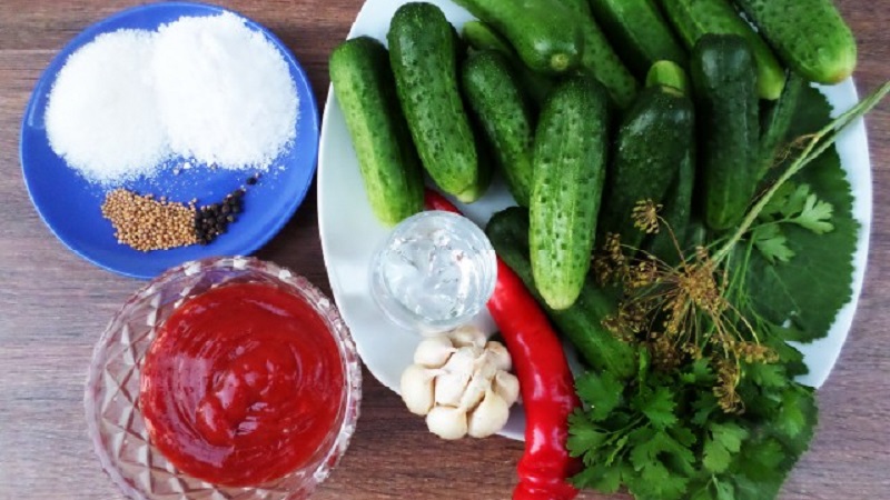 Tolle Rezepte für Gurken für den Winter mit Chili-Ketchup in Litergläsern