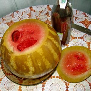 Leckere eingeweichte Wassermelonenrezepte: In einem Topf, einem Glas und einem Fass