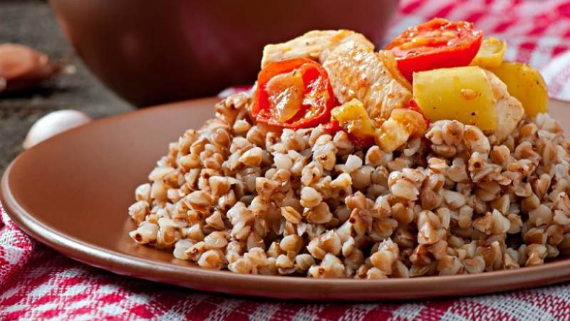 Wir stellen das Menü mit Bedacht zusammen: Was ist Buchweizen kombiniert mit der richtigen Ernährung?