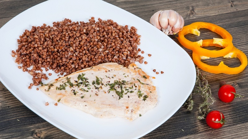 Wir stellen das Menü mit Bedacht zusammen: Was ist Buchweizen kombiniert mit der richtigen Ernährung?