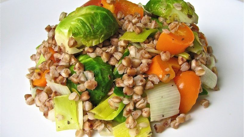 Wir stellen das Menü mit Bedacht zusammen: Was ist Buchweizen kombiniert mit der richtigen Ernährung?