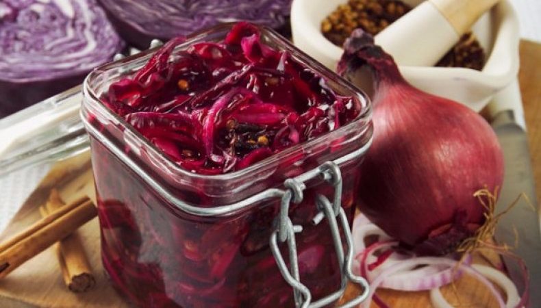 Einfache und leckere Möglichkeiten, Rotkohl für den Winter in Gläsern einzulegen