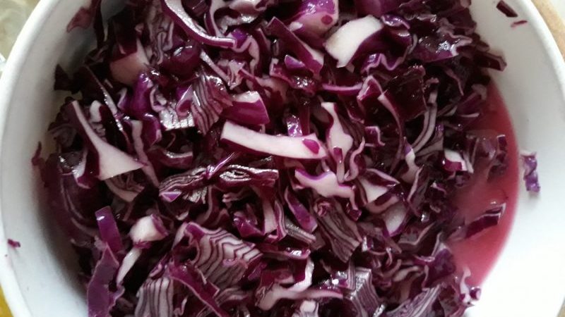 Einfache und leckere Möglichkeiten, Rotkohl für den Winter in Gläsern einzulegen