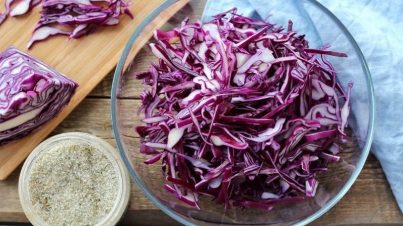 Einfache und leckere Möglichkeiten, Rotkohl für den Winter in Gläsern einzulegen