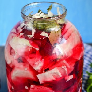 Wir bereiten Sauerkraut unter einem Eisendeckel nach den besten Rezepten zu